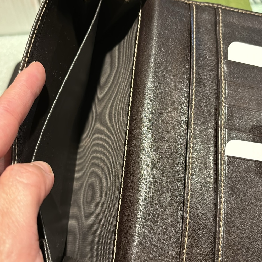 Gucci Elegant Brown Leather Wallet with Gold Accent - Picture 5 of 11